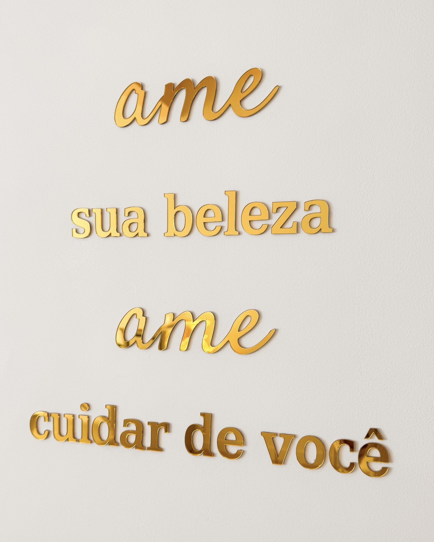 Parede com a frase Ame sua beleza, ame cuidar de você